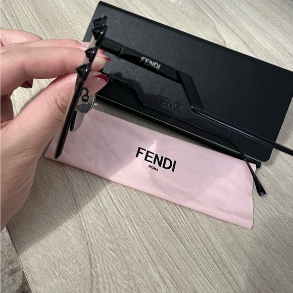 Fendi Sunglasses - like new worn only 2 times - Picture 6 of 8